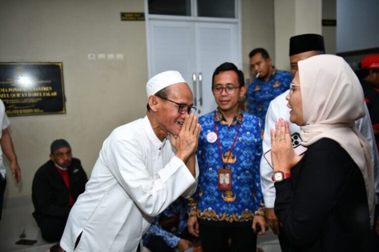 Jelang Idulfitri 1444 H, Para Mustahik Zakat Menerima Bantuan Bupati dan Bantuan Baznas Kabupaten Indramayu