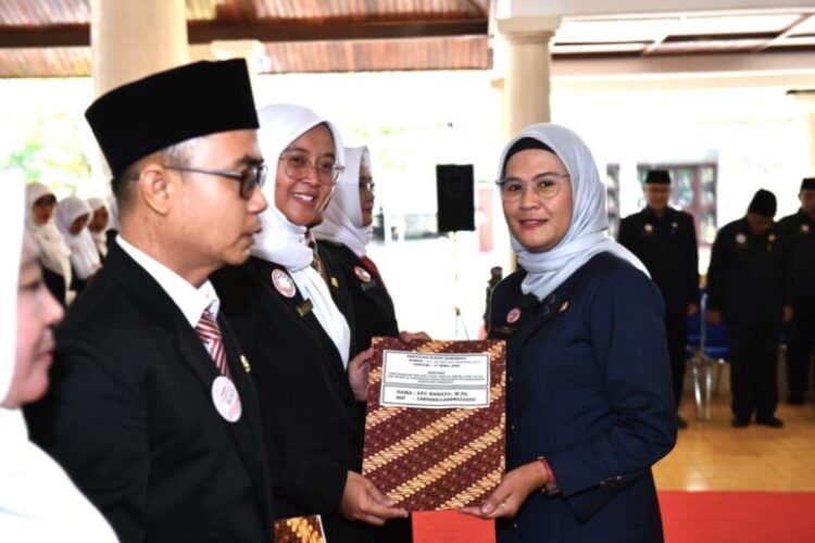 Bupati Nina Agustina Lantik 252 Kepala Sekolah TK Negeri, SD Negeri dan SMP Negeri