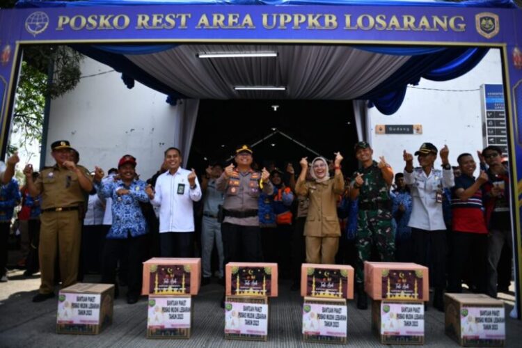 Bupati Nina Agustina Tinjau Posko Mudik Lebaran Tahun 2023
