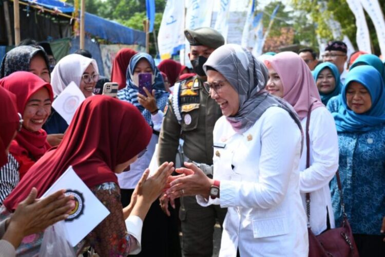 Meski Cuaca Panas, Warga Kecamatan Bongas Antusias Menyaksikan Pembukaan Top Sedasa oleh Bupati Nina Agustina