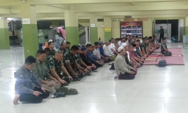 Jenderal Dudung Ziarah ke Makam Sunan Giri dan Jadi Imam Salat Magrib di Masjid Syekh Maulana Malik Ibrahim