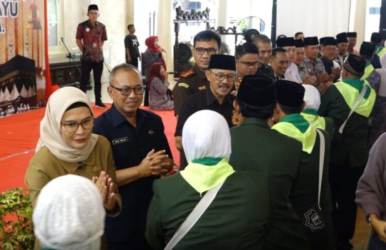 Bupati Indramayu Nina Agustina Lepas 374 Jamaah Calon Haji Kabupaten Indramayu