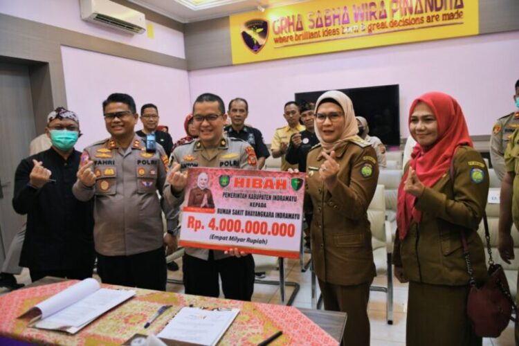 Pemkab Indramayu Serahkan Hibah untuk Rumah Sakit Bhayangkara