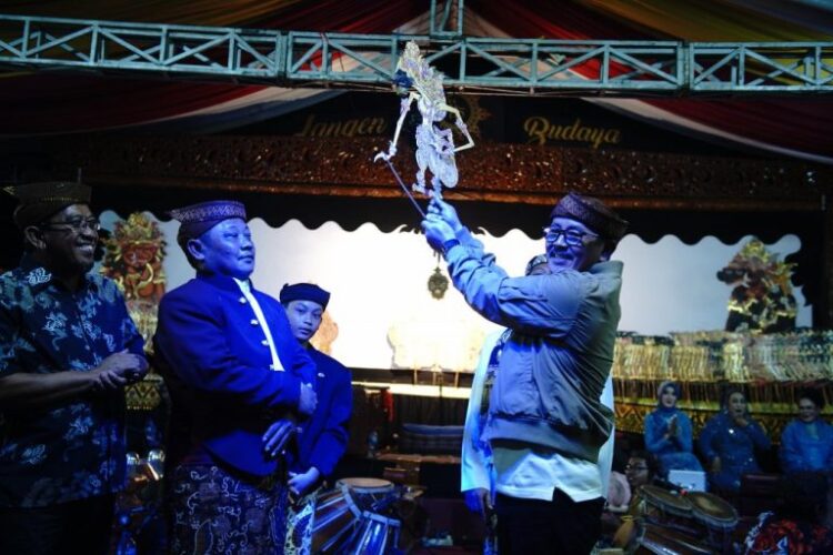 Pagelaran Wayang di Alun-Alun Indramayu: Cerita Pandu Ngeratu dan Ruwatan Bumi Loka Disambut Antusias Warga
