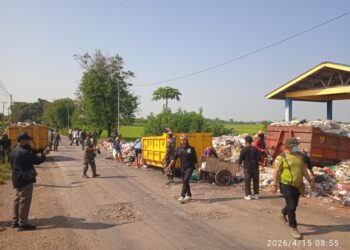 Sinergi Lintas Sektor: Pemcam Cikedung, TNI dan Relawan Revolusi Bersihkan TPS Pasir Angin
