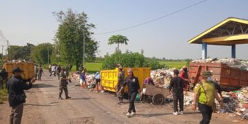 Sinergi Lintas Sektor: Pemcam Cikedung, TNI dan Relawan Revolusi Bersihkan TPS Pasir Angin