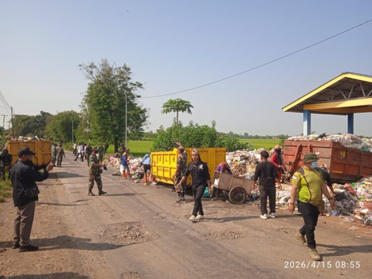 Sinergi Lintas Sektor: Pemcam Cikedung, TNI dan Relawan Revolusi Bersihkan TPS Pasir Angin