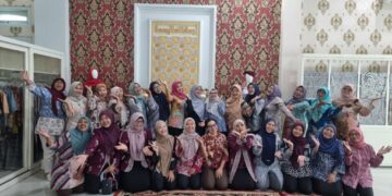 Ajang Silaturahmi, DWP Diskominfo Indramayu Gelar Kegiatan Membatik