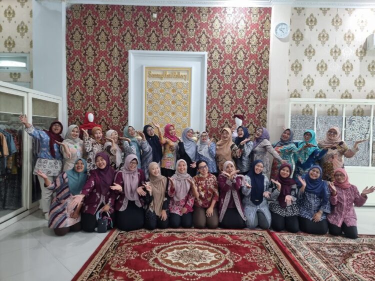 Ajang Silaturahmi, DWP Diskominfo Indramayu Gelar Kegiatan Membatik