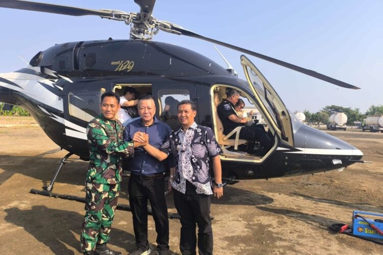 Helikopter Mendarat di Lapangan Desa Indramayu, Bawa Rombongan Investor Asing